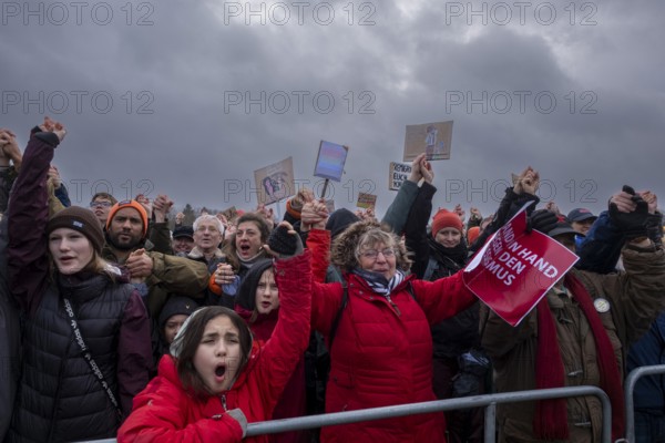 Germany, Berlin, 3 February 2024, Protest against the rise of right-wing extremism, called by the alliance Hand in Hand, Jetzt solidarisch aktiv werden! . Following a rally on the lawn in front of the Reichstag building, human chain as a symbolic firewall, Europe