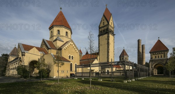 Leipzig, South Cemetery, west chapel on the left, bell tower in the centre, crematorium by Otto Wilhelm Scharenberg on the right 1905-1910