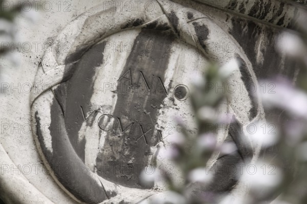 Anno 1922 chiselled in stone in Roman numerals