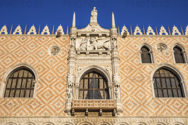 Prachterker, relief of the Lion of St Mark, detail of the façade, Doge's Palace, Venice, Italy, Europe
