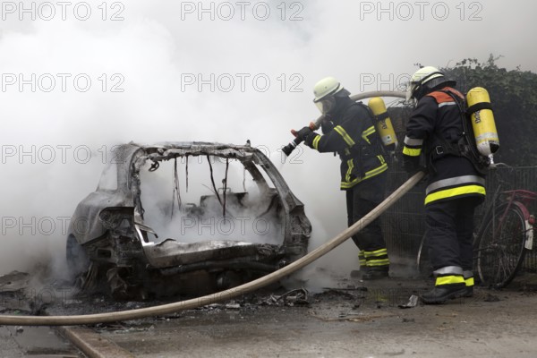 Fire brigade extinguishes burning cars on the Elbchaussee in Hamburg after the riots at the G20 summit, 2017