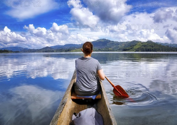 Paddeln auf dem Bunyonyi-See, Uganda, Africa