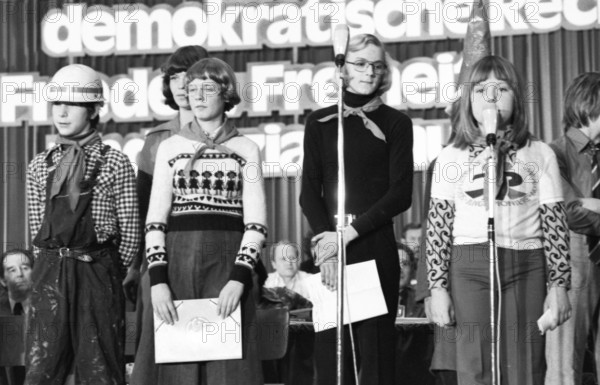 The Party Congress of the German Communist Party (DKP) in Bonn on 19-21 March 1976. Junge Pioniere (JP), Germany, Europe