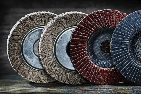 Abrasive polishing discs set