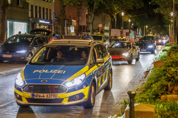 Weekend traffic in Düsseldorf's historic city centre, Heinrich-Heine-Allee, police car, Düsseldorf, North Rhine-Westphalia, Germany, Europe