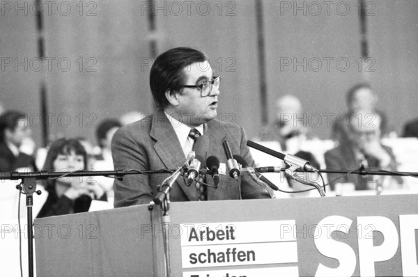 SPD Party Congress April 1982. Hans Koschnik, Germany, Europe