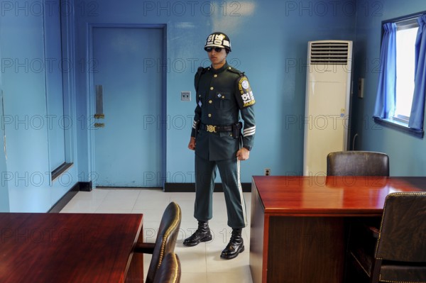 02.05.2013, Panmunjom, South Korea, Asia, A South Korean guard soldier stands in a defensive posture in a negotiation barrack in the Joint Security Area within the demilitarised zone, Asia