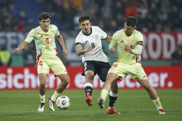 Football, U21, Friendly match, 2024/2025, Germany U21 vs. Spain U21, 25.03.2025, Merck-Stadion am Böllenfalltor, Darmstadt, Germany, Jens CASTROP (Germany U21, 08) centre in the fight for the ball with Stefan BAJETIC Spain U21 left and Gabri VEIGA (Spain U21, 24), Europe