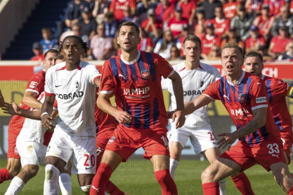 Football match, from left to right Junior ADAMU SC Freiburg, Marvin PIERINGER 1. FC Heidenheim, Matthias GINTER SC Freiburg, Lennard MALONEY 1. FC Heidenheim and captain Patrick MAINKA 1. FC Heidenheim wait concentrated for the corner kick to be taken, Voith-Arena football stadium, Heidenheim