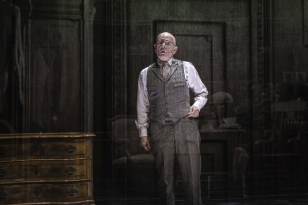By Adam Ganz and Scanlab Projects in co-operation with the Berliner Ensemble and the Komische Oper (Berlin) . With the help of projections, the play tells the story of the life of Felix and Erna Ganz, who in 1942 were forced into a so-called