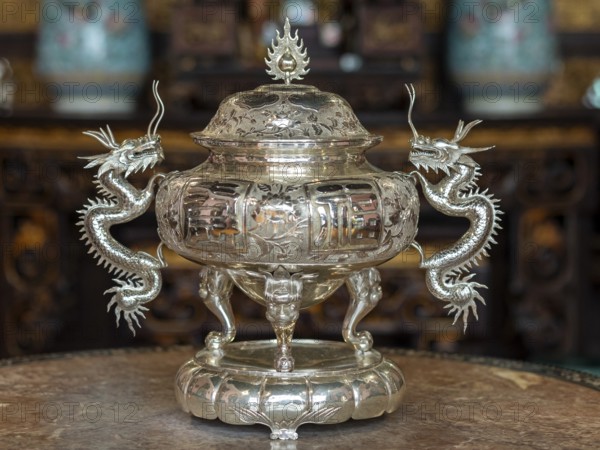 Decorated bowl, Pinang Peranakan Mansion Museum, George Town, Penang, Malaysia, Southeast Asia, Asia