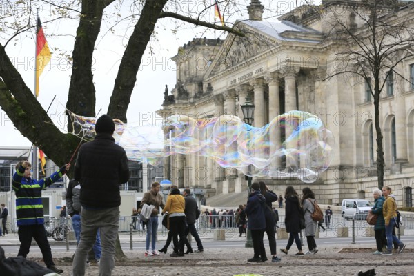 Symbolic image PLACING COALITION NEGOTIATIONS, soap bubbles in front of the Reichstag seat German Bundestag during the coalition negotiations between CDU, CSU, FDP and The Greens about a possible Jamaica coalition, government district Berlin, Germany, Europe