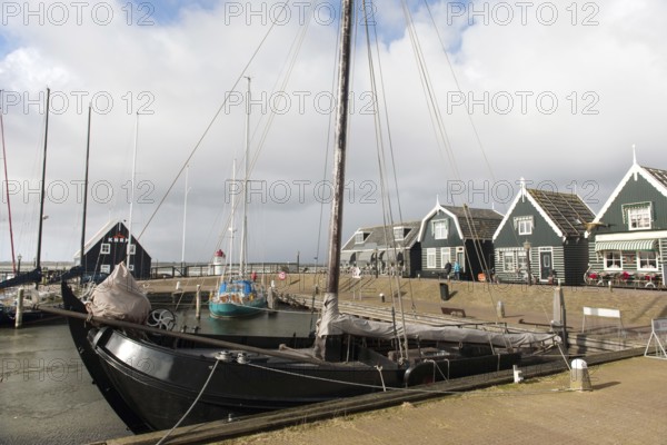 Groene houten huizen in het haventje van Marken