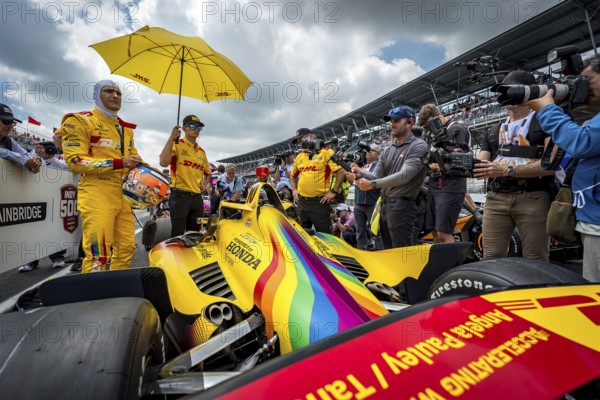 ALEX PALOU (10) of Barcelona, Spain prepares to qualify for the 108th Running of the Indianapolis 500 at the Indianapolis Motor Speedway in Speedway, IN