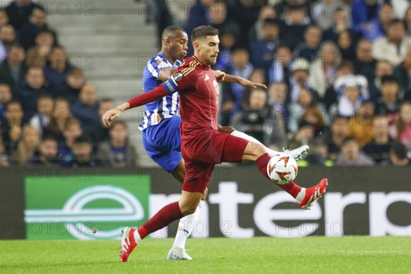 Portugal: Football Europa League, Play-Off - FC Porto vs. AS Roma - Estadio do Dragao, Porto: Lorenzo PELLEGRINI AS Roma in front in a duel with Tiago DJALO' FC Porto