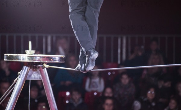 A man walks in a rope in a circus