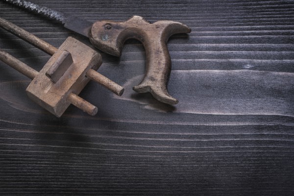 Messy rusted hand saw wooden marking gauge horizontal version