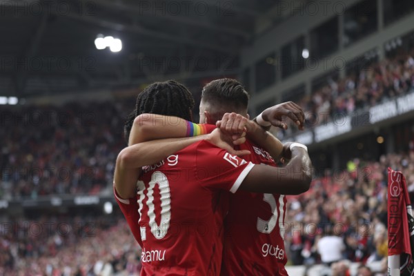 Be embraced: Junior Adamu (SC Freiburg) celebrates Christian Günter (SC Freiburg) after his goal to make it 3-0 at half time during the 1st FBL: 24-25: 1st FBL: 24-25: 7th Sptg. SC Freiburg - FC Augsburg DFL REGULATES PROHIBIT ANY USE OF PHOTOGRAPHS AS IMAGE SEQUENCES AND/OR QUASI-VIDEONan Photo: Joachim Hahne/johapress, Freiburg, Germany / Germany