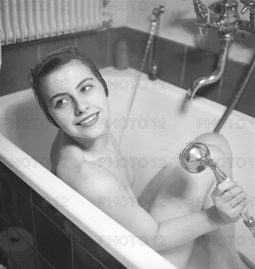 1940s woman in the bathtub. The young ballet girl Rigmor Dall is taking a morning bath. According to the caption, she does so every morning even if there is not warm water in the pipes. Sweden 1946. Photo Kristoffersson ref Y21-3. Published in Se no 52 1946