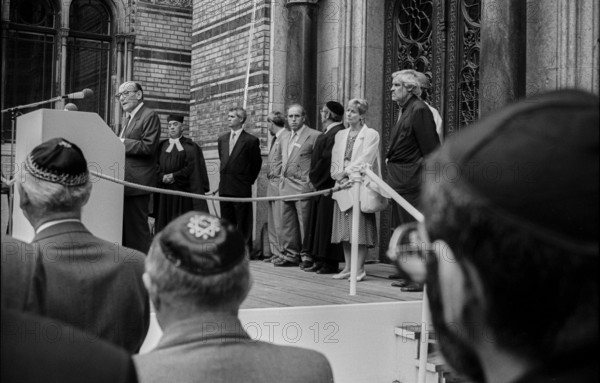 Germany, Berlin, 05.09.1991, Ceremony for the unveiling of the renewed lettering above the entrance to the New Synagogue in Oranienburger Straße, Heinz Galinski (at the lectern), in the background Cantor Estrongo Nachama, Wolfgang Nagel, ..., Dr Hermann Simon, Senator Christine Bergmann, Senator for Culture Roloff Momin (from left to right) in the background Cantor Estrongo Nachama, Senator for Culture Roloff Momin (from left to right), Europe