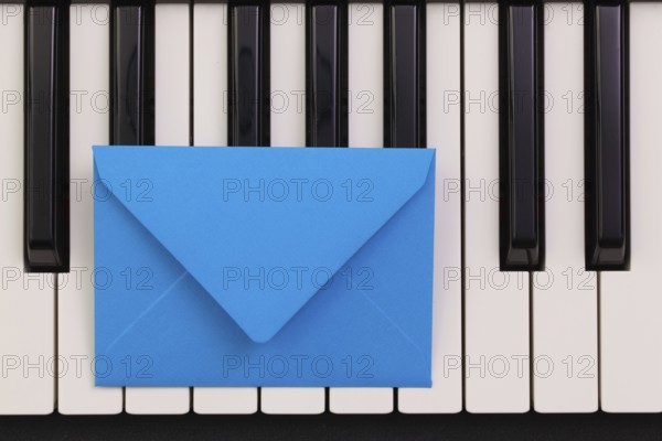 Funny arrangement envelope on the piano keybords - Flat lay image