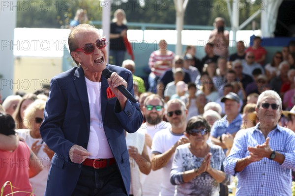 Michael Holm (singer / musician) in the ARD TV programme Immer wieder sonntags, Rust, Germany / Germany