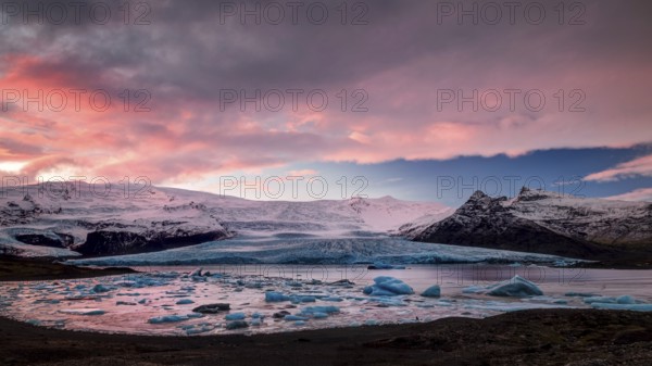Ice floes on the black sea sand and the coast Fjallsarlon lagoon