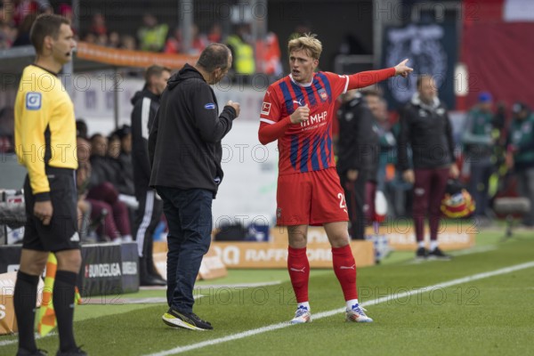 Football match, Mikkel KAUFMANN 1.FC Heidenheim right in conversation with coach Frank SCHMIDT 1.FC Heidenheim, Mikkel KAUFMANN 1. FC Heidenheim points with his right arm in the direction of Leipzig's half of the pitch, Voith-Arena football stadium, Heidenheim