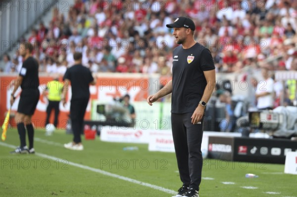 Coach/Coach Sebastian Höneß (VfB Stuttgart) on the sideline at the 1st FBL match: 24-25: 1st Sptg. SC Freiburg - VfB Stuttgart DFL REGULATIONS PROHIBIT ANY USE OF PHOTOGRAPHS AS IMAGE SEQUENCES AND/OR QUASI-VIDEOthen Photo: Joachim Hahne/johapress, Freiburg, Germany / Germany
