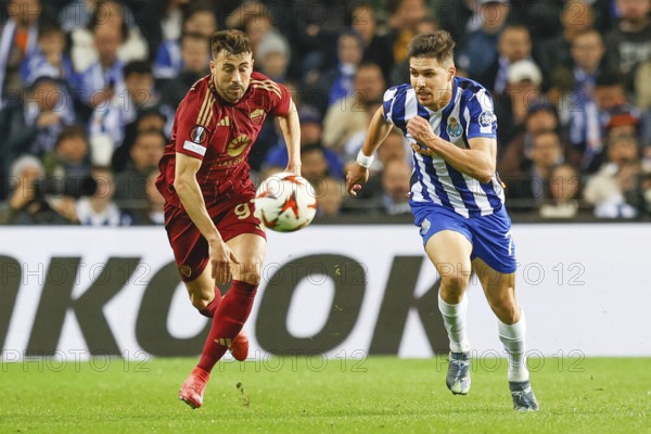 Portugal: Football Europa League, Play-Off - FC Porto vs. AS Roma - Estadio do Dragao, Porto: Francisco MOURA FC Porto right in duel with El SHAARAVY AS Roma