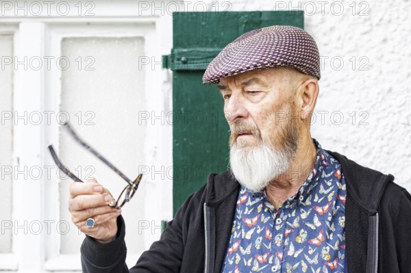 An image of an old man and his glasses