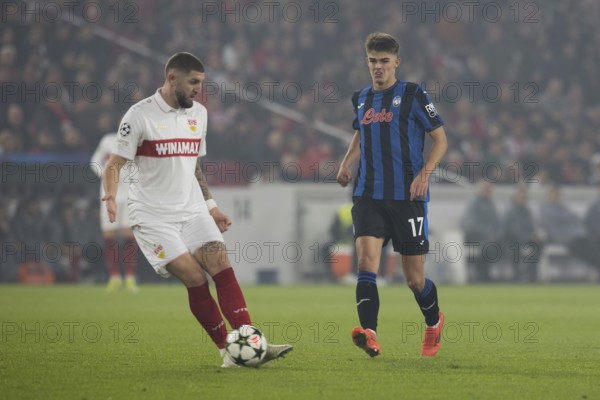 Football match, Jeff CHABOT VFB Stuttgart left with back pass to the back, Charles DE KETELAERE Atalanta Bergamo arrives too late, Stuttgart Arena, Stuttgart