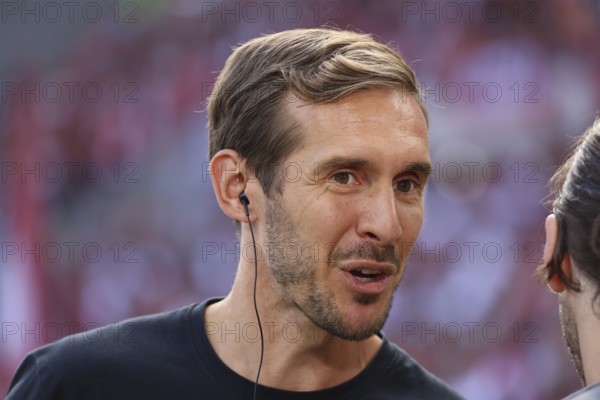 Head coach / coach Julian Schuster (SC Freiburg) at the match of the 1st FBL: 24-25: 1st Sptg. SC Freiburg - VfB Stuttgart DFL REGULATIONS PROHIBIT ANY USE OF PHOTOGRAPHS AS IMAGE SEQUENCES AND/OR QUASI-VIDEONan Photo: Joachim Hahne/johapress, Freiburg, Germany / Germany