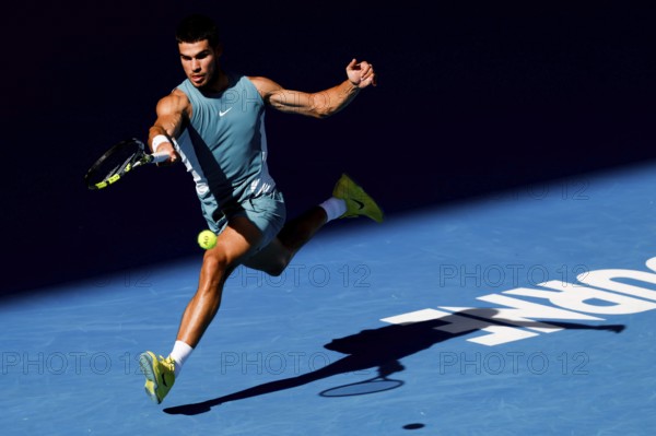 MELBOURNE, AUSTRALIA - JANUARY 19: Carlos Alcaraz of Spain hits a forehand to Jack Draper of Great Britain on day eight of the 2025 Australian Open at Melbourne Park on January 19, 2025 in Melbourne, Australia, Oceania