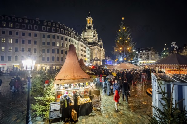 32nd Christmas Vespers and historic Christmas market on Neumarkt square in front of the Frauenkirche. According to the organisers, around 13, 000 people gathered for the traditional open-air vespers. Saxony's Protestant Bishop Tobias Bilz called for peace and humanity in his sermon. Dresden, Saxony, Germany, Europe