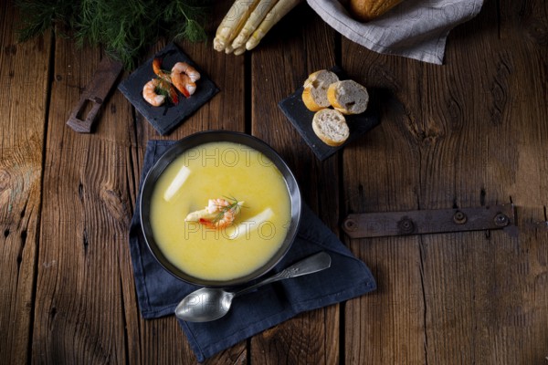 Super tasty asparagus soup with prawns and capers