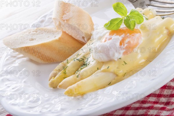 Asparagus with sauce