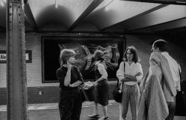 GDR, Berlin, 29.06.1990, Vernissage of the Umweltgalerie, (sponsored by the Büro für Architektur und Kunst in Berlin-Buch), in the underground station Alexanderplatz