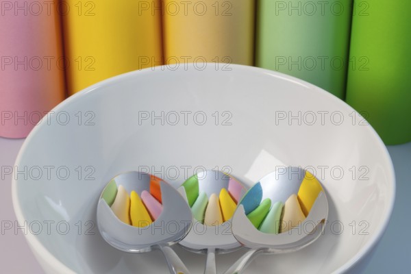 One ceramic bowl and three spoons