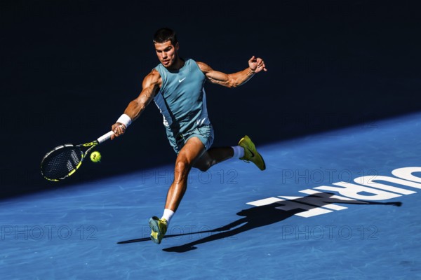 MELBOURNE, AUSTRALIA - JANUARY 19: Carlos Alcaraz of Spain hits a forehand to Jack Draper of Great Britain on day eight of the 2025 Australian Open at Melbourne Park on January 19, 2025 in Melbourne, Australia, Oceania