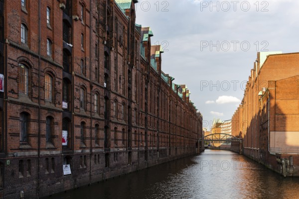 Hamburg, Deutschland, 3. August 2019: Die Speicherstadt oder das Lagerviertel. Wandrahmsfleet-Kanal. UNESCO-Welterbe