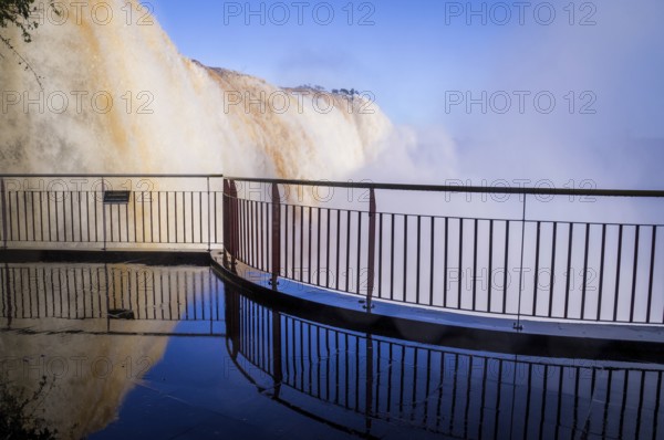 Where a crowd of people was standing just hours before, in the late afternoon a calm reflection of the impressive waterfall appears
