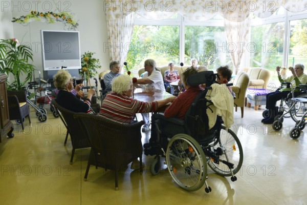 Exemplary care in old people's homes, such as here in the senior citizens' centre of the Arbeiterwohlfahrt (AWO), is not found everywhere. The friendly affection of the staff and the well-designed light-flooded rooms create a pleasant atmosphere for the seniors. DEU, Germany, Marl: Exemplary care in nursing homes, such as here at the senior centre of the Workers' Welfare Association (AWO) is not to be found anywhere. The friendly affection of the, 178/Seniorenzentrum der AWO/DEU, Germany, Europe