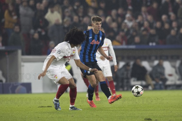 Football match, Charles DE KETELAERE Atalanta Bergamo right with pass into the deep, Anrie CHASE VFB Stuttgart arrives too late, Stuttgart Arena, Stuttgart
