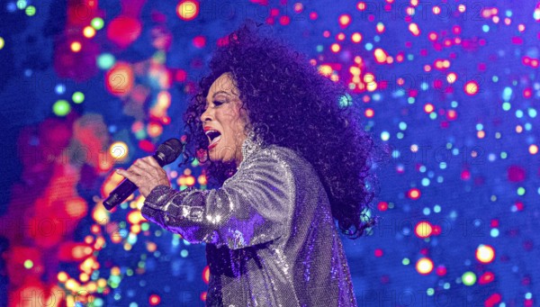 Motown legend Diana Ross (80) at the Memorial Coliseum, Los Angeles, USA, the 1984 Olympic Stadium, North America
