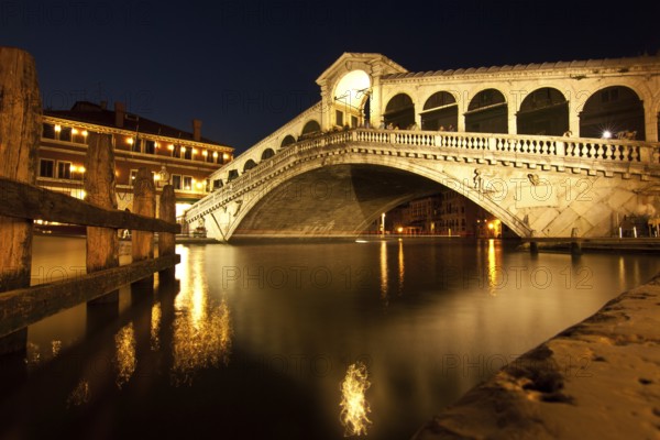 Ponte di Rialto by night in Venice