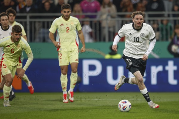 Football, U21, Friendly match, 2024/2025, Germany U21 vs. Spain U21, 25.03.2025, Merck-Stadion am Böllenfalltor, Darmstadt, Germany, Nick WOLTEMADE (Germany U21, 10) on the ball, left: Enrique SALAS Spain U21, Europe