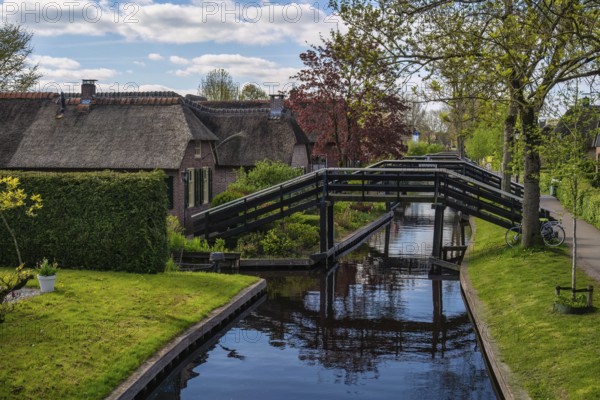 Giethoorn Netherlands, city skyline at canal and traditional house in Giethoorn village