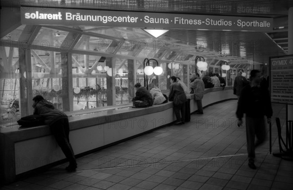 Germany, Berlin, 22.11.1994, SEZ, sports and recreation centre, viewing platform, swimming pool, Europe