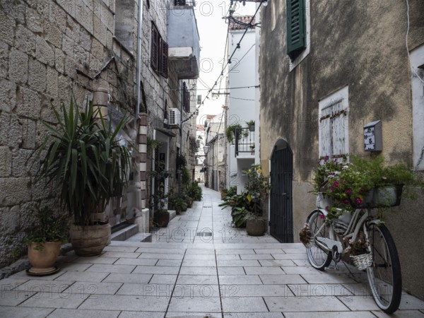 Narrow alley in the old town centre, Makarska, Dalmatia, Croatia, Europe
